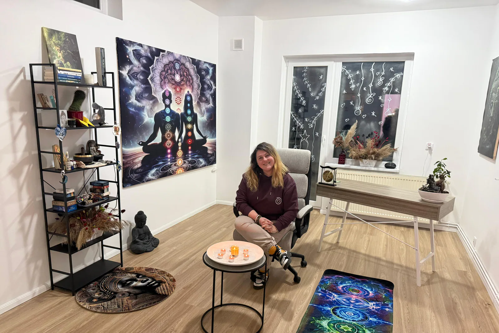 Flavia Paștiu în spațiul luminos dedicat tatuajelor intuitive la The InkSpot